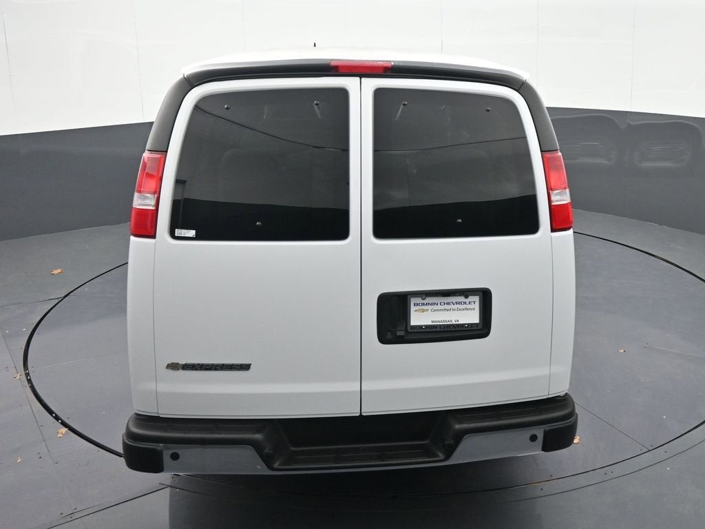 2024 Chevrolet Express Passenger 3500 1LT