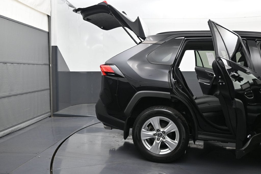 2021 Toyota RAV4 LE - Photo 10