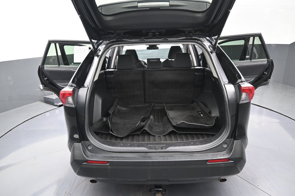 2021 Toyota RAV4 LE - Photo 11