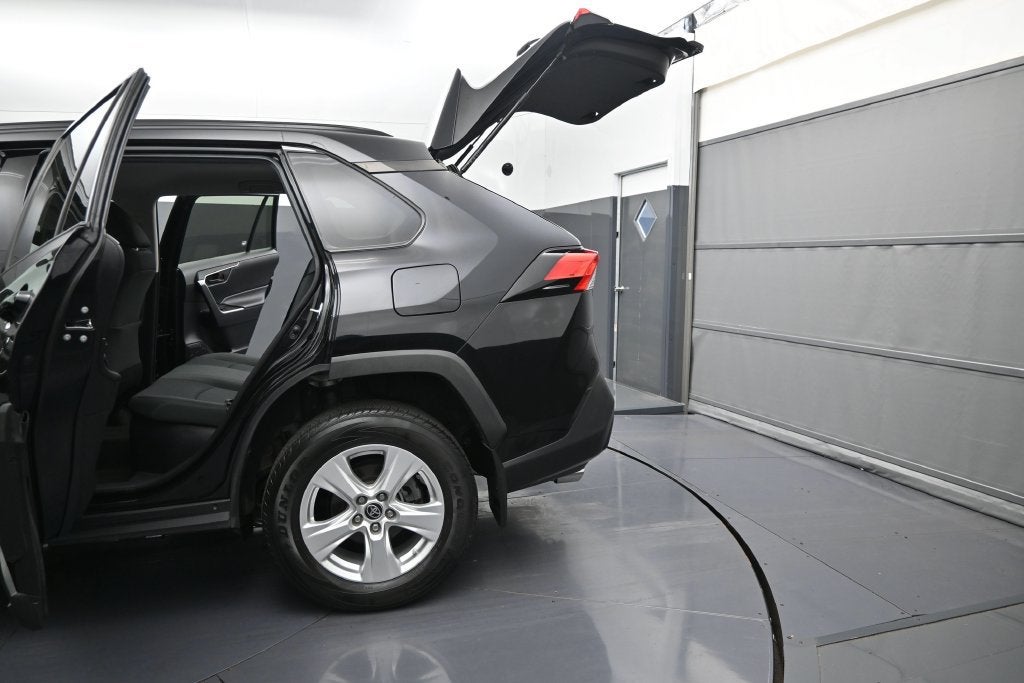 2021 Toyota RAV4 LE - Photo 12
