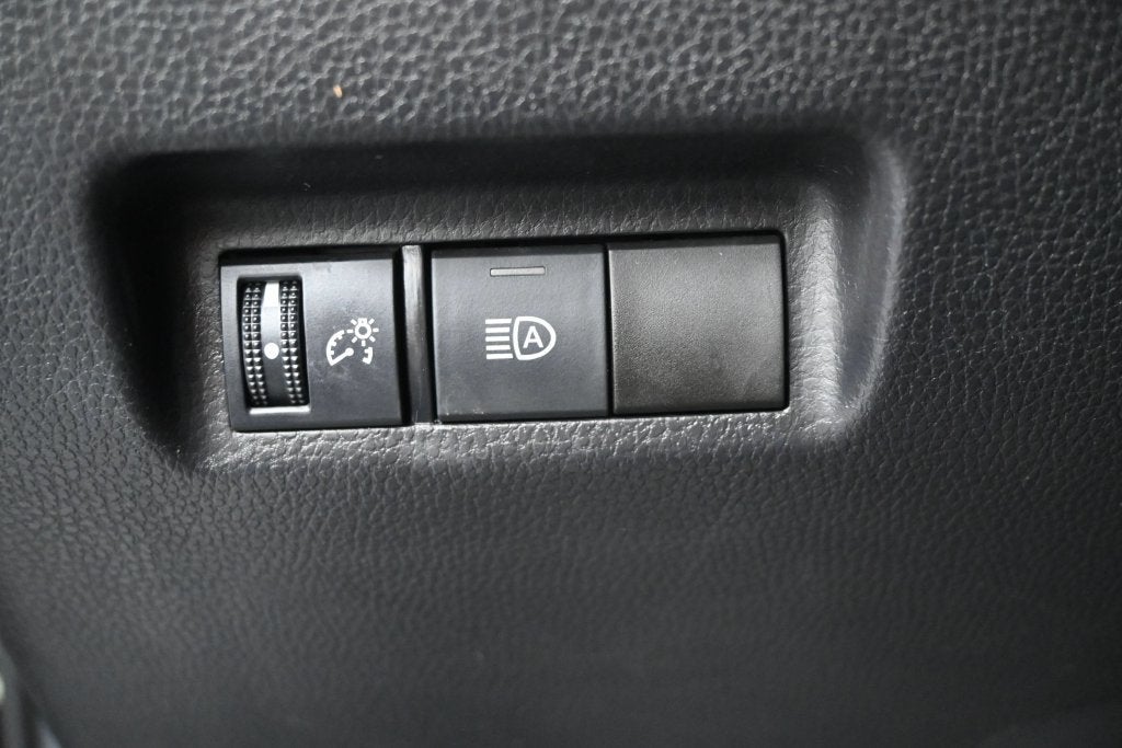 2021 Toyota RAV4 LE - Photo 17