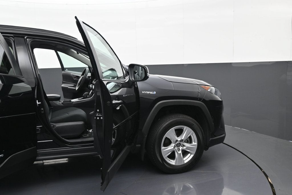 2021 Toyota RAV4 LE - Photo 9